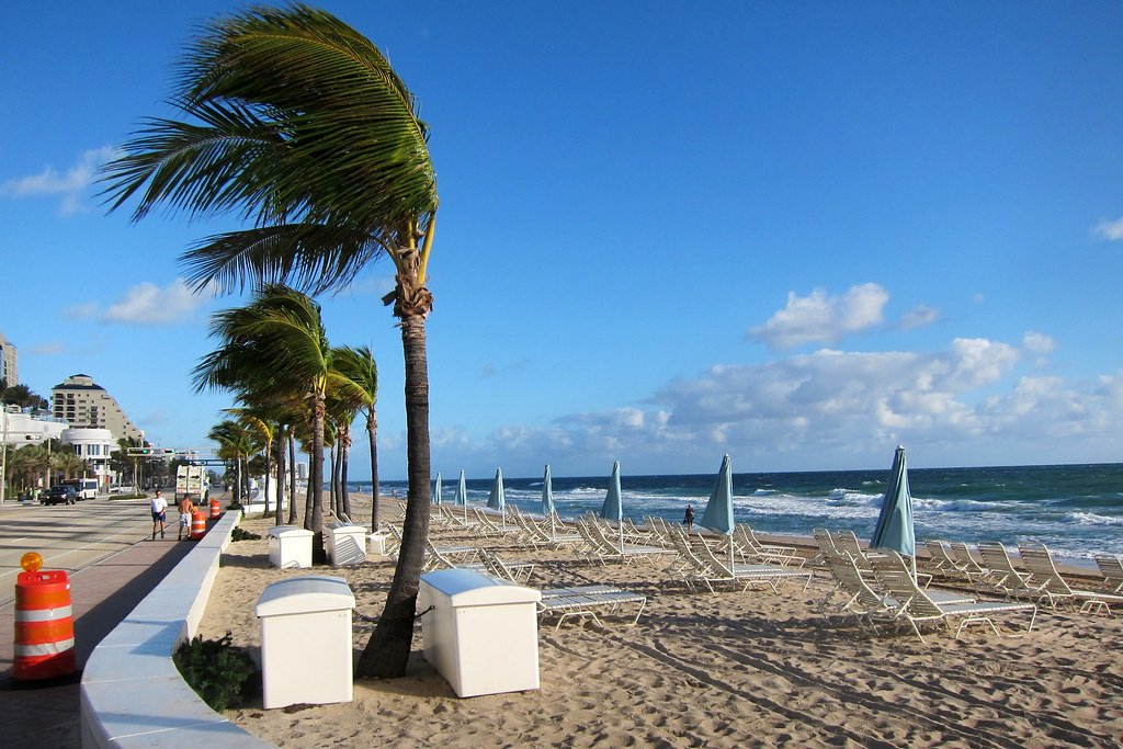 4. The ideal seaside lifestyle: Fort Lauderdale, FL's top neighborhoods for condo living⁤ - Explore the sought-after communities that offer exceptional amenities, diverse entertainment‌ options, and proximity to the ⁤breathtaking beaches